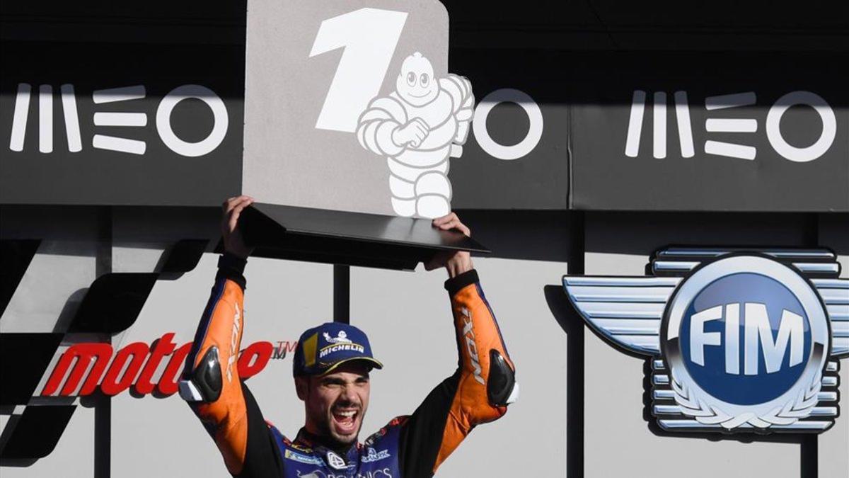 Oliveira con el cartel del número 1 en el parque cerrado del circuito de Portimao