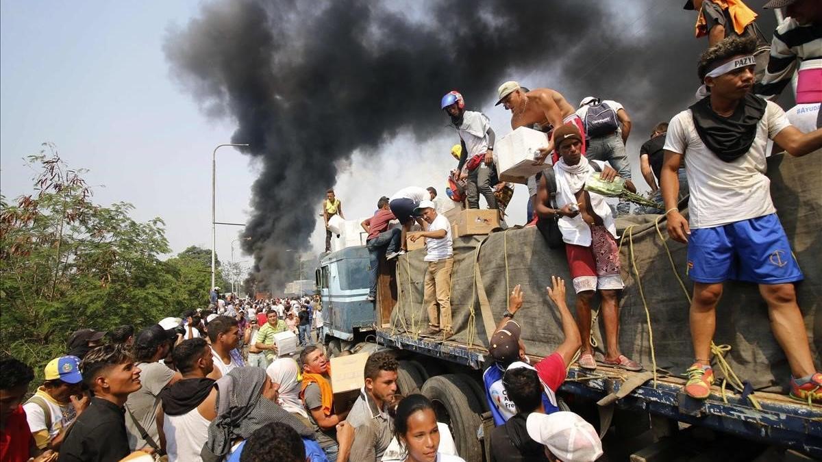 Colombianos tratan de salvar ayuda humanitaria para Venezuela en Cúcuta.