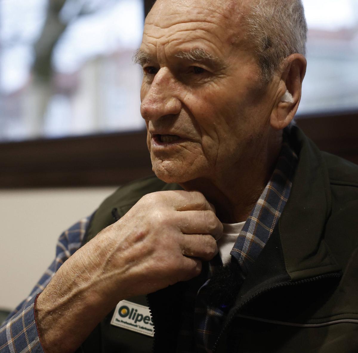 Ernesto Busto López, en la habitación de la residencia de Avilés donde se recupera.
