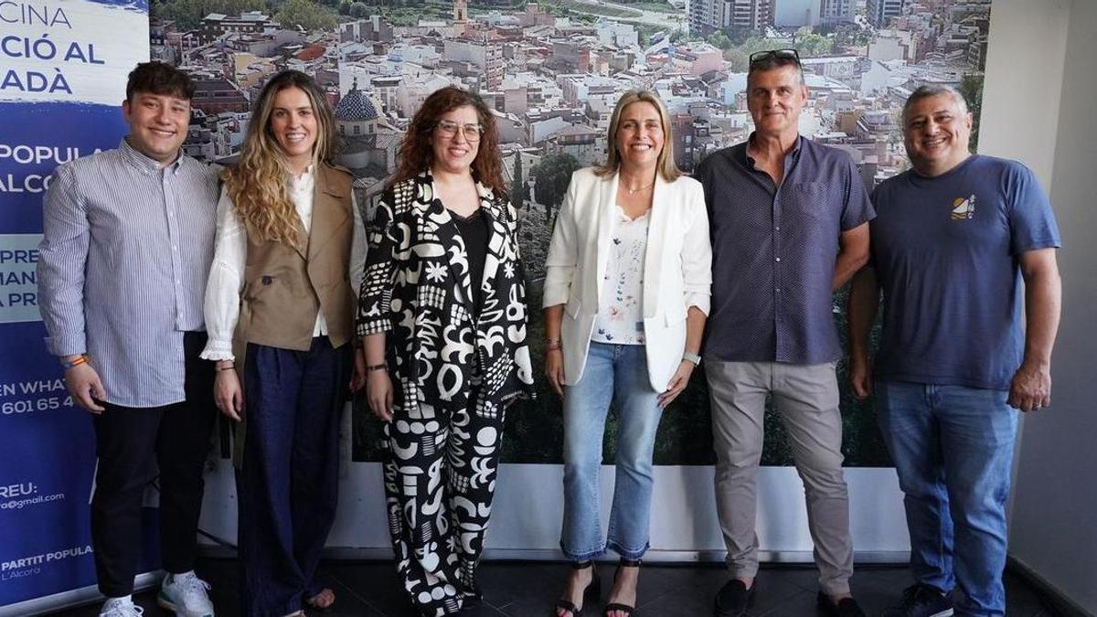 La presidenta procincial del PP, Marta Barrachina, en la inauguración de la nueva oficina de los populares en l'Alcora.