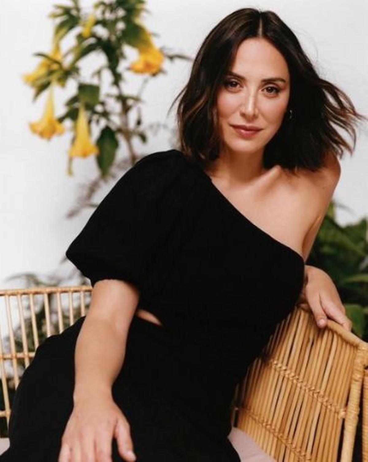 Tamara Falcó, con un total look en negro, en una de sus fotos de Instagram