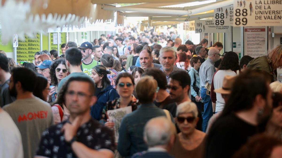 La Fira del Llibre acoge a miles de personas el último sábado