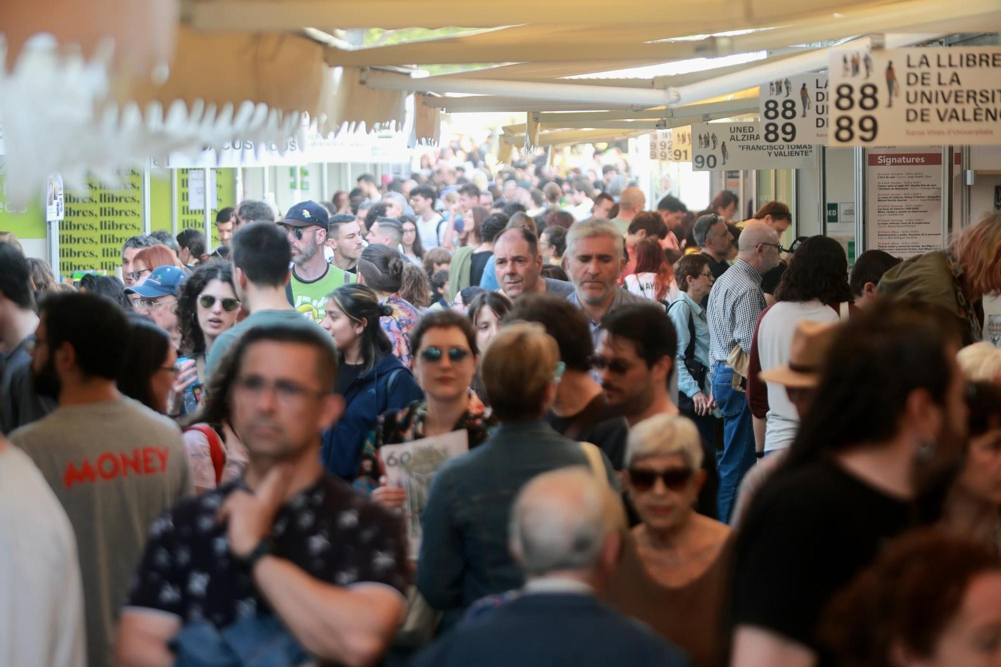 La Fira del Llibre acoge a miles de personas el último sábado