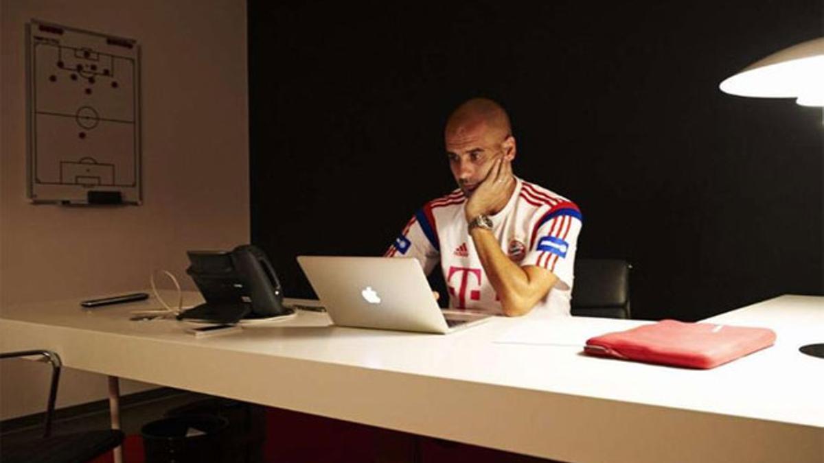 Pep Guardiola, en el escritorio de su despacho