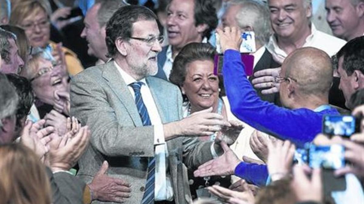 El presidente del Gobierno central, Mariano Rajoy, aplaudido por los asistentes a la convención intermunicipal del PP, celebrada el sábado en Valencia.