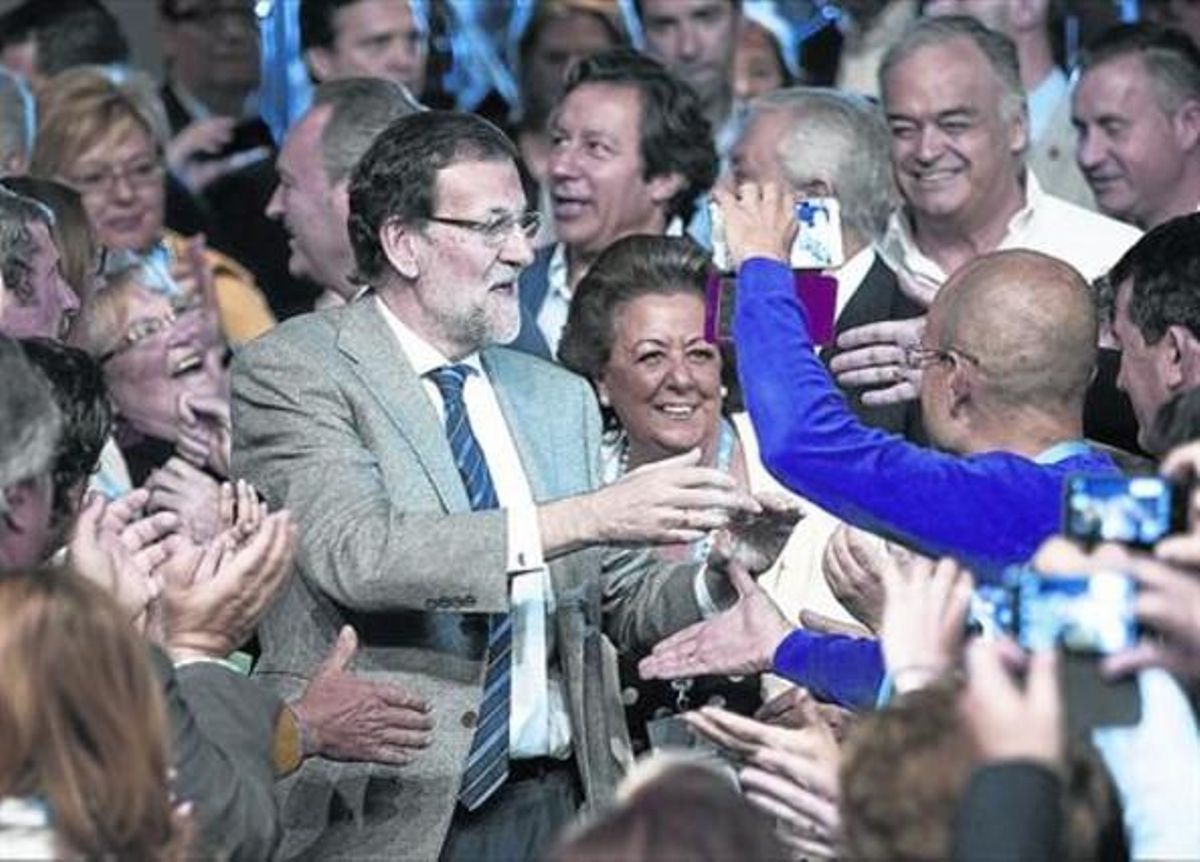 El president del Govern central, Mariano Rajoy, aplaudit pels assistents a la convenció intermunicipal del PP, celebrada dissabte a València.