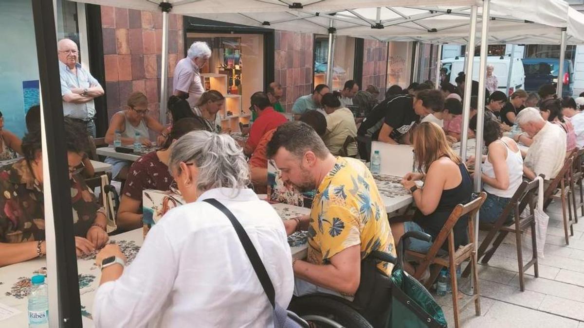 Participants en la primera edició del concurs de puzles en parella, l'any passat