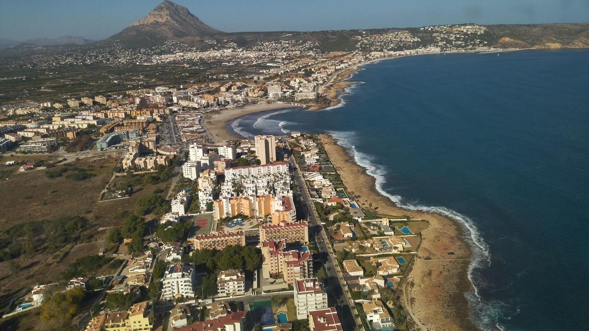 Modelo urbanístico en Xàbia: chalés con jardín y piscina y urbanizaciones de apartamentos