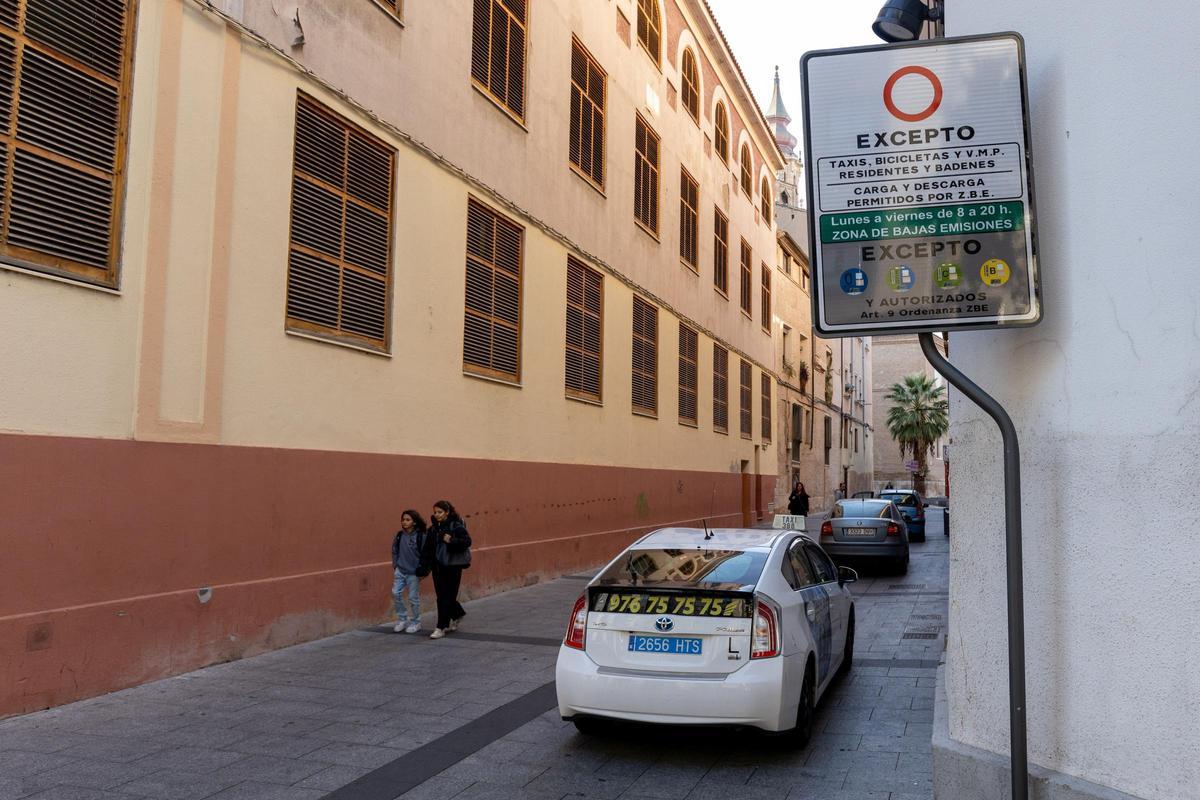 La calle Arcedianos está dentro de la ZBE pero ya estaba restringida.
