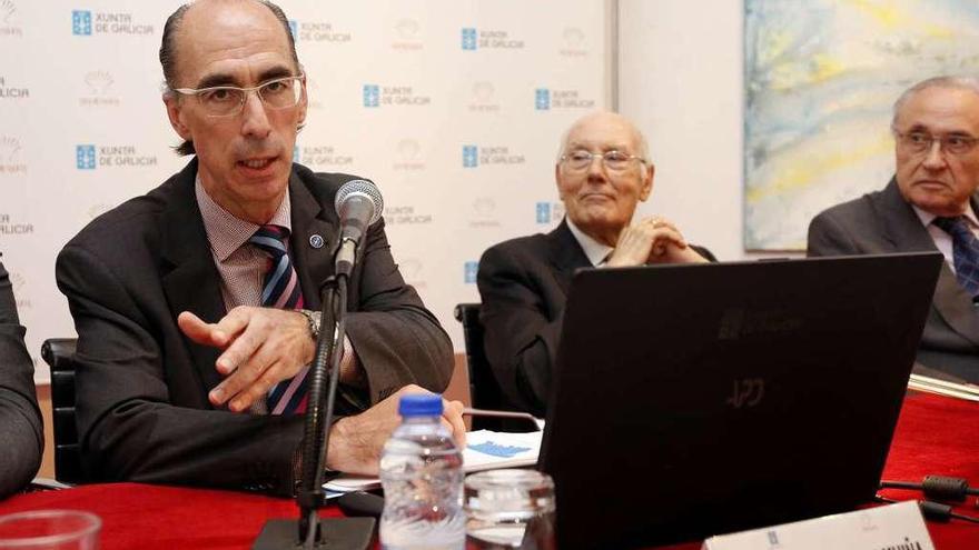 Almuiña, junto a Romay Beccaría, ayer, en la sede de la Asociación de Médicos Galegos (Asomega), en Madrid.