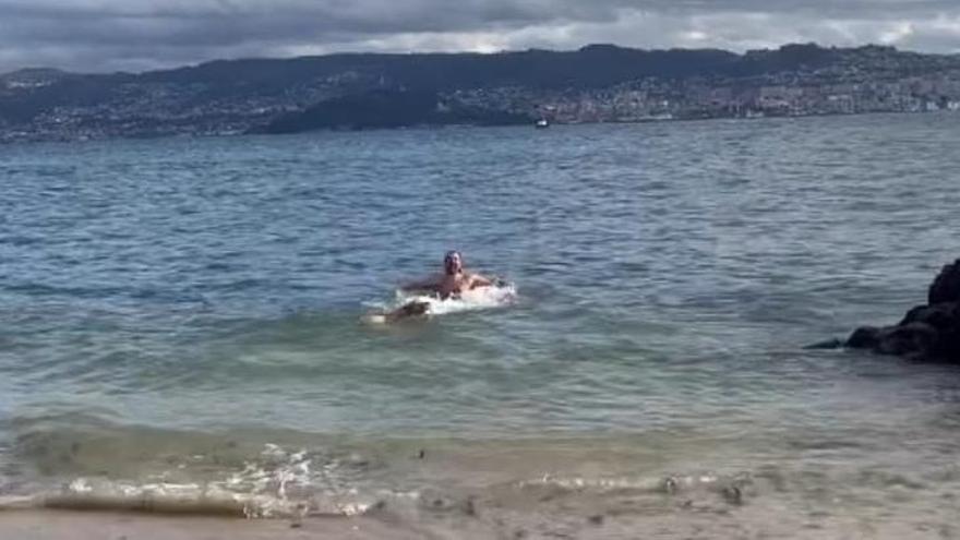 El chapuzón de Andrés Suárez en una playa de Cangas.