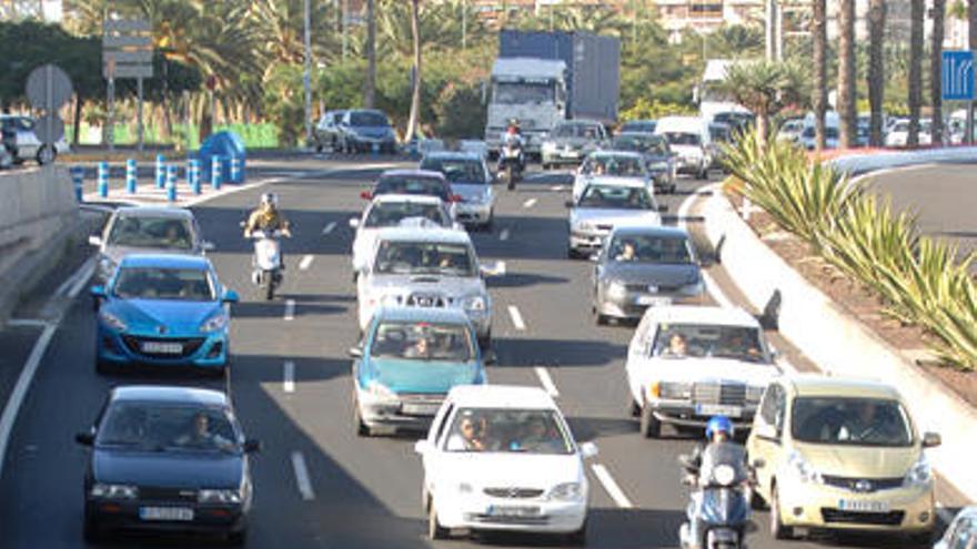 Caravana de vehículos en la Avenida Marítima poco después del trágico accidente. i QUESADA