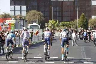 La Vuelta llega a Córdoba, en directo | Máxima expectación por el comienzo de la carrera