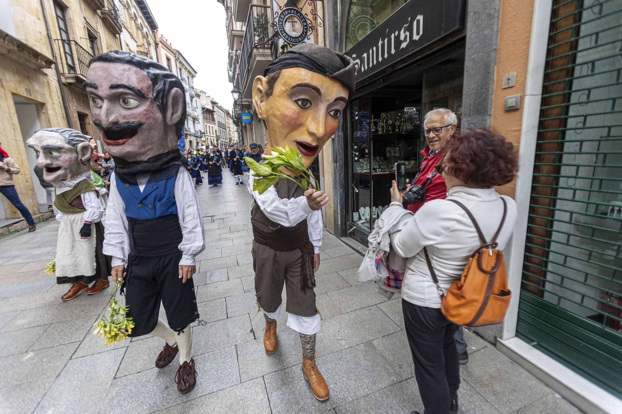 En imágenes | Cabalgata del Heraldo por las calles de Oviedo