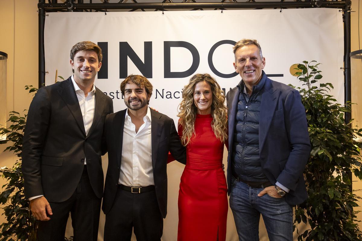 Los socios fundadores de Indol, David Remohí Balanzá, Sandra Alonso Sal y José Luis Alonso Pérez, junto al presentador Joaquín Prat.