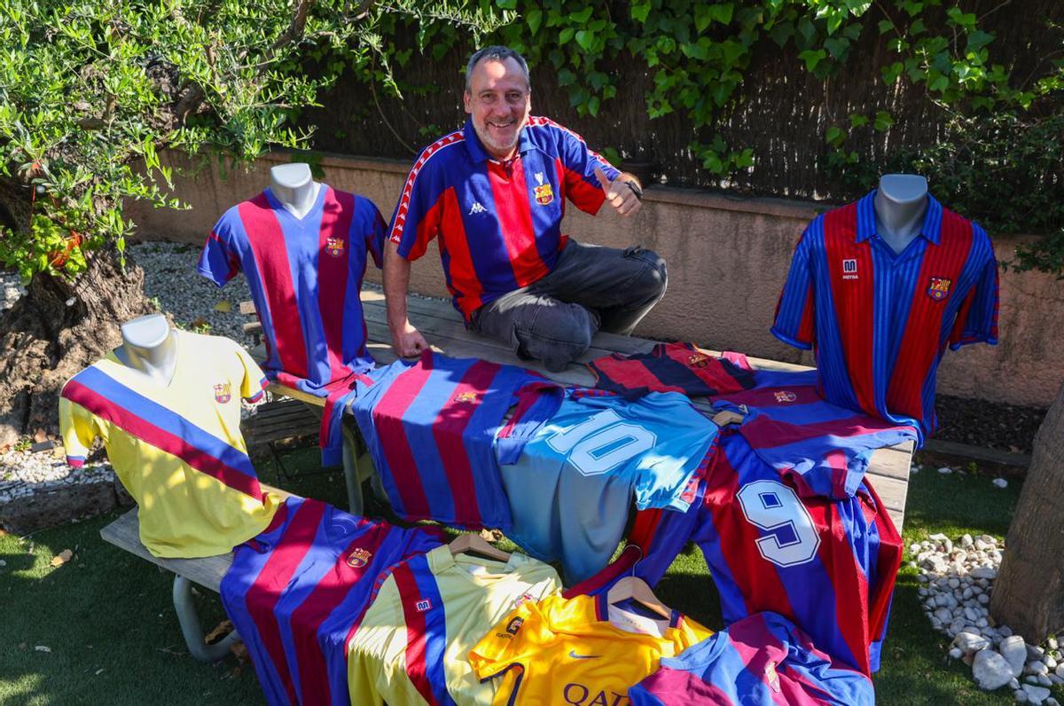 Jordi Castells, coleccionista de camisetas del Barça, atiende a SPORT