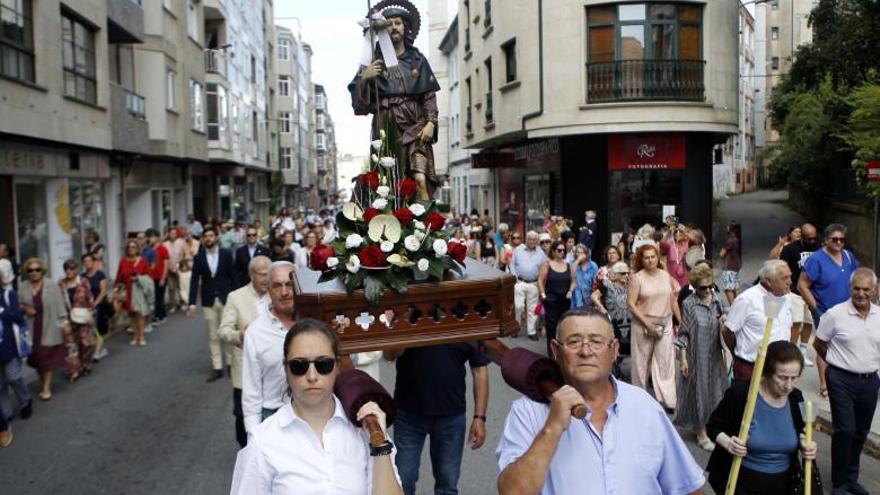 La procesión de San Roquiño O Pequeno por las calles de Vilagarcía. |   // NOÉ PARGA