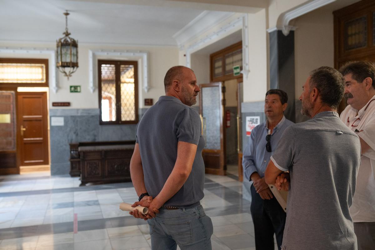 El actual alcalde de Roales, David García, conversa en el hall de la Audiencia Provincial con los tres compañeros de su equipo de gobierno en el mandato 2019-2023, dos de los cuales eran concejales también en la anterior Corporación.