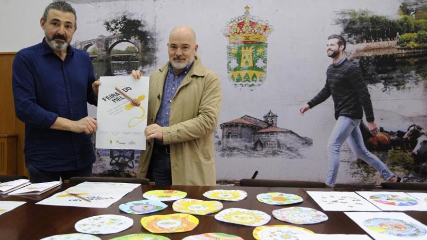 Xosé Manuel Durán y Óscar Durán, ayer, durante la presentación de la I Feira do Mel. |   // BERNABÉ/JAVIER LALÍN