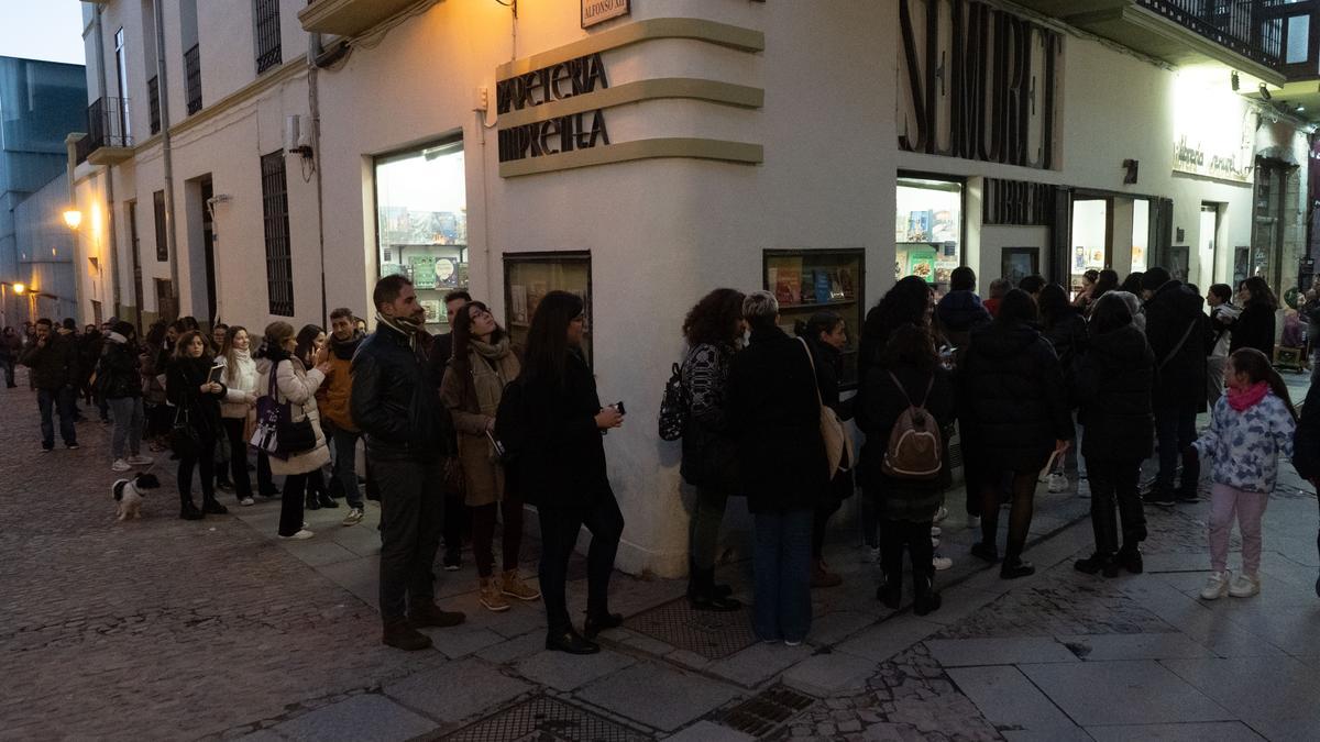 Cola en la librería Semuret para la firma de libros de Ángel Martín.