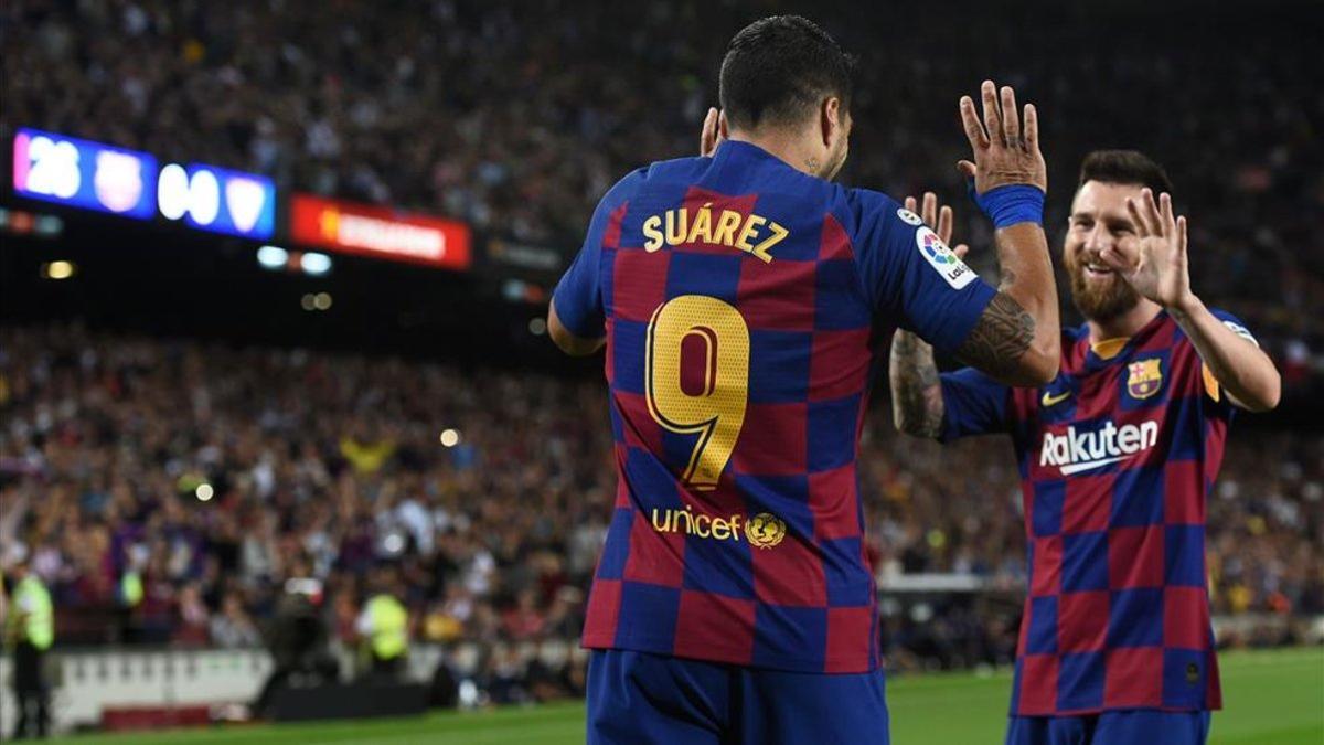 Suárez y Messi celebran el primer gol