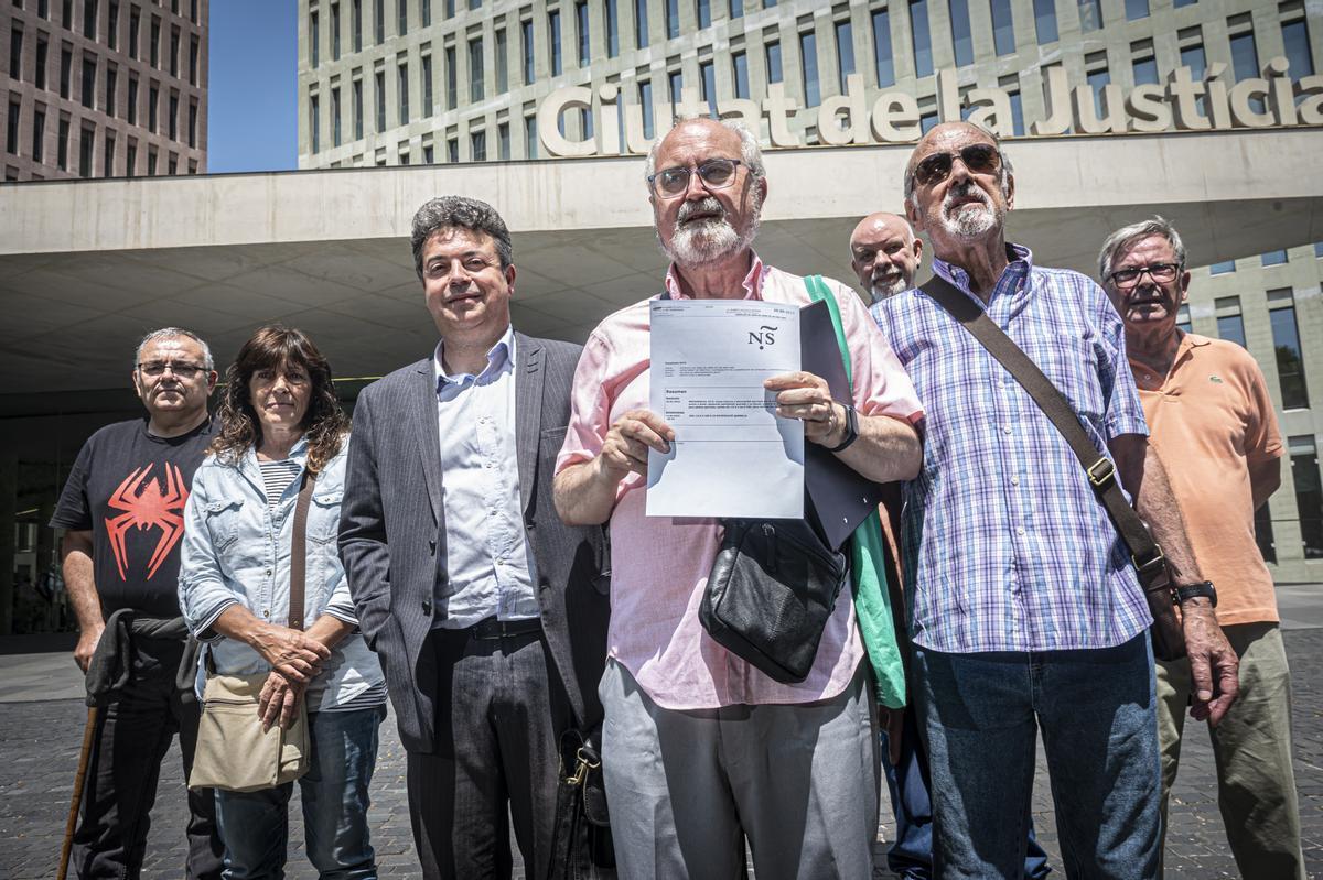 Vecinos de Montcada, al ratificar la demanda este martes en la Ciutat de la Justícia.