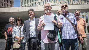 Vecinos de Montcada, al ratificar la demanda este martes en la Ciutat de la Justícia.