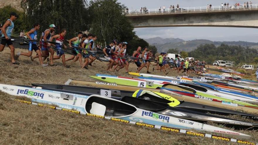 Momento de la salida de los palistas en Salvaterra.