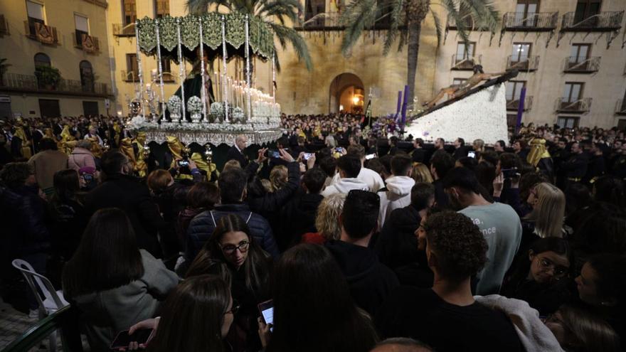 El emotivo encuentro de La Paz entre las imágenes del Santísimo Cristo de la Fe y María Santísima de la Esperanza en la Plaça de Baix congregó a multitud de personas.  | ANTONIO AMORÓS