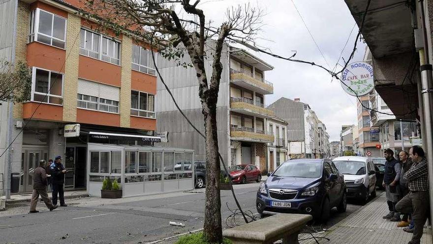 Varios vecinos contemplan el cable, que quedó enganchado en un árbol. // Bernabé/Javier Lalín