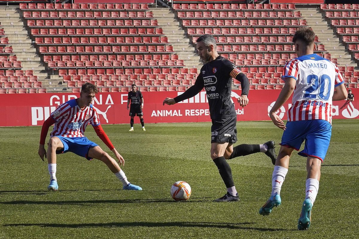 Eloi Amagat (Olot) durant el derbi contra el Girona disputat a Montilivi el febrer de 2022