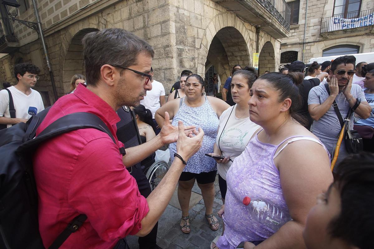 Les imatges de la protesta dels familiars i veïns de les víctimes del crim de la Font de la Pólvora