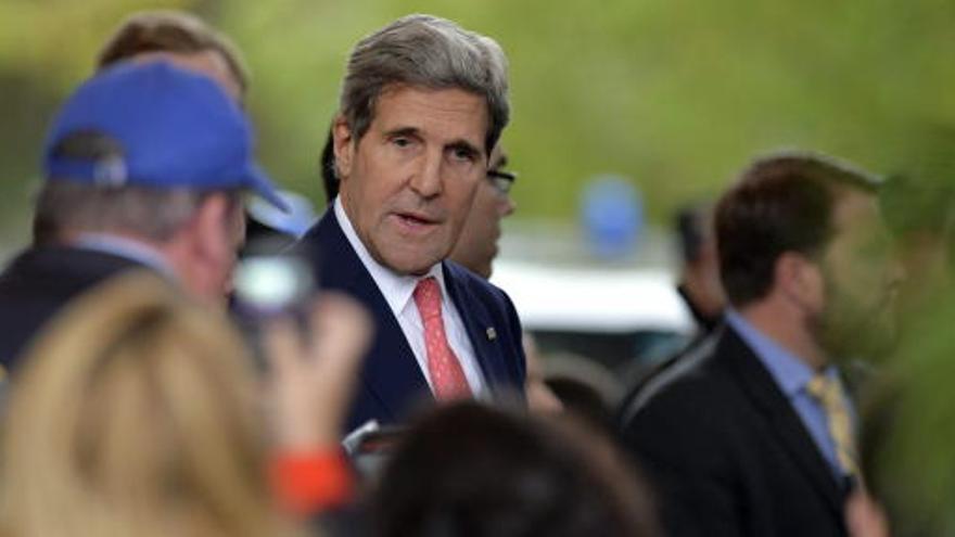 El secretario de Estado de EEUU, John Kerry (c).