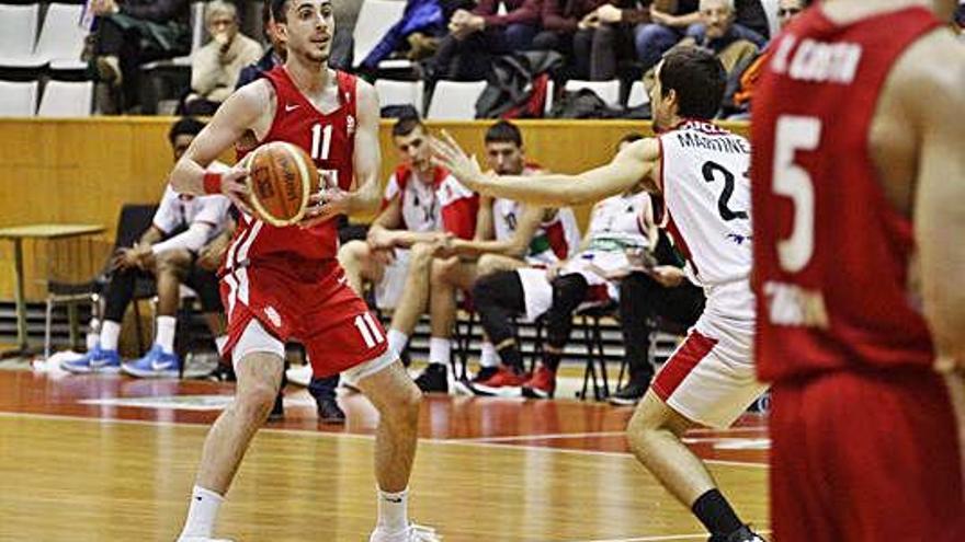 Sergi Costa controla la pilota durant el Girona-Villarrobledo.