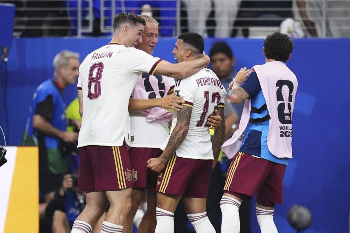 Fabián, titular ante Bélgica y Francia, celebra con Pedro Porro el segundo gol de la semifinal.