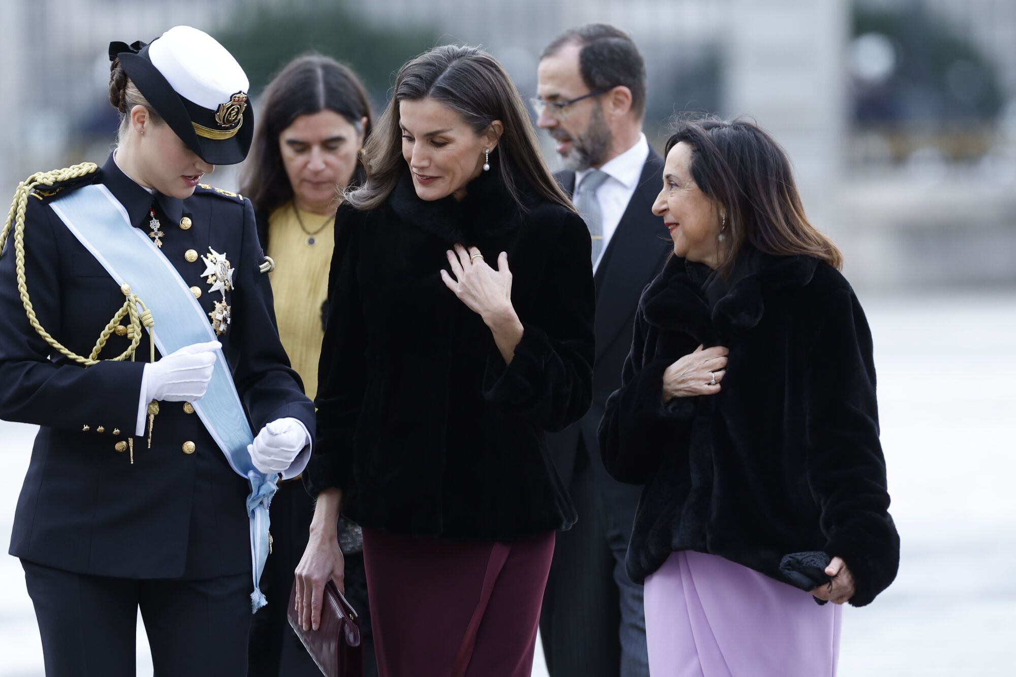 MADRID, 06/01/2025.- La princesa Leonor, la reina Letizia y la ministra de Defensa, Margarita Robles, antes del acto castrense de la Pascua Militar este lunes en la Plaza de la Armería, frente al Palacio Real en Madrid. EFE/Ballesteros