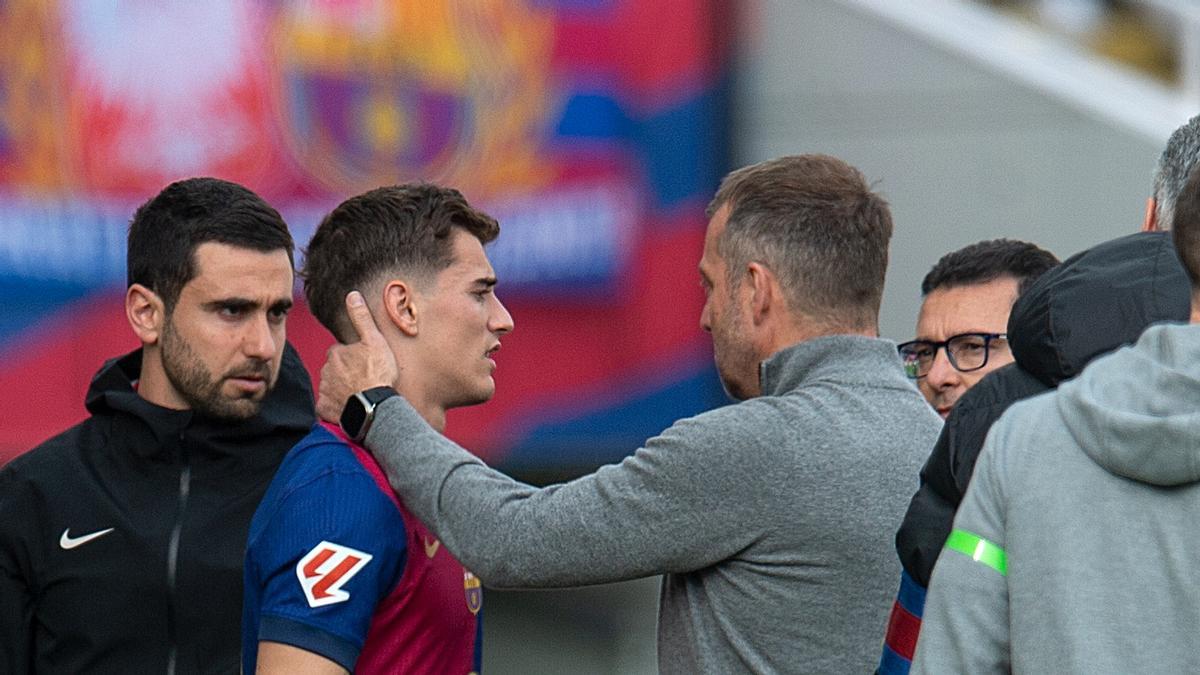 Flick consuela a Gavi tras ser sustituido al recibir un golpe en la cabeza durante la primera parte del Barça-Alavés en Montjuïc.