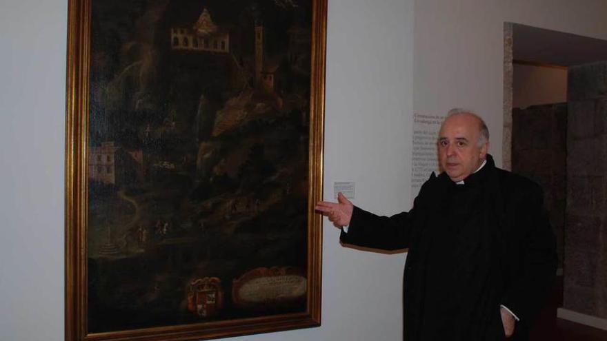 El abad, junto a una obra expuesta en el Museo de Covadonga.