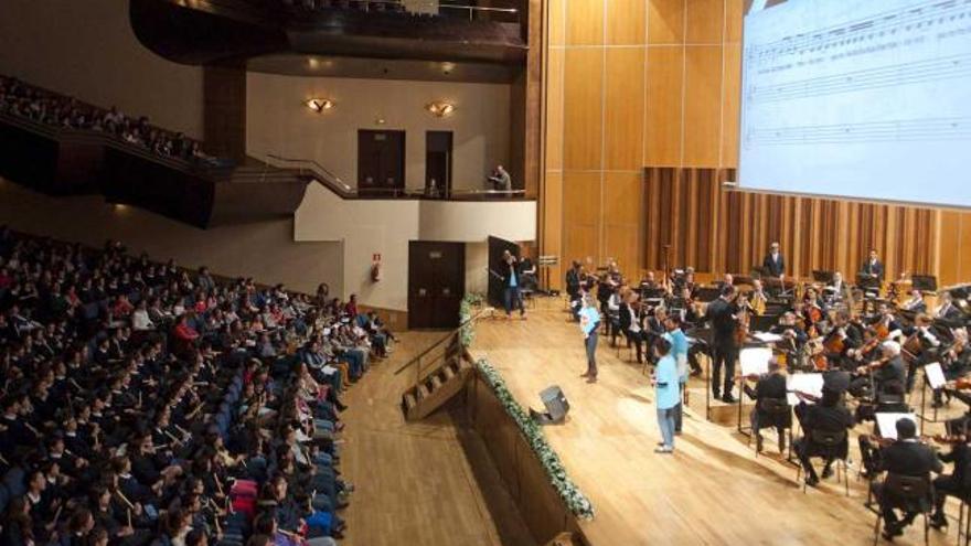 En el escenario del Auditorio, el maestro Milanov con la OSPA y los tres solistas; en las butacas, los niños con sus flautas, durante el concierto pedagógico.