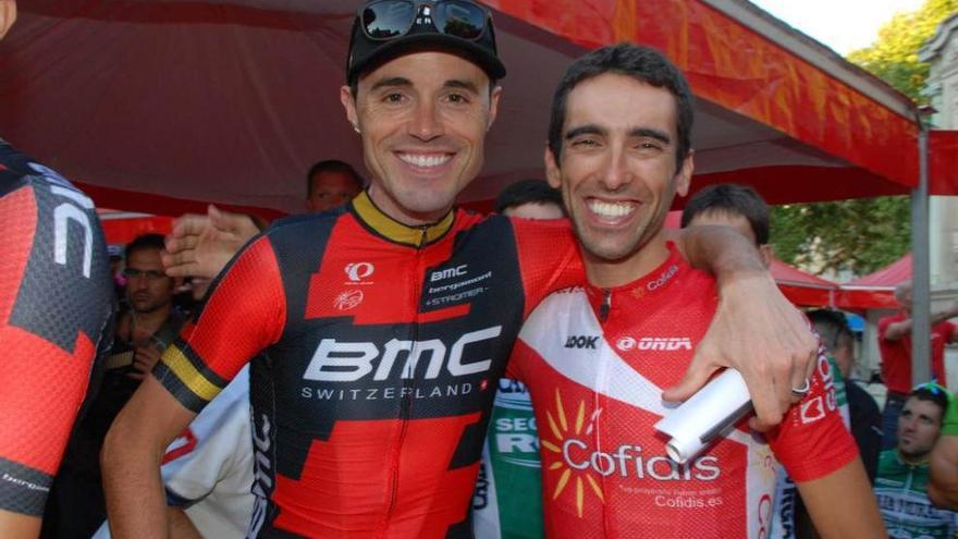 Samuel Sánchez y Dani Navarro, sonrientes al inicio de una etapa.