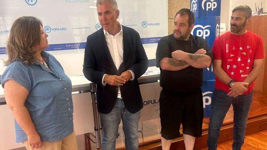 Domínguez con los patrones mayores del entorno de Pontevedra. | FDV
