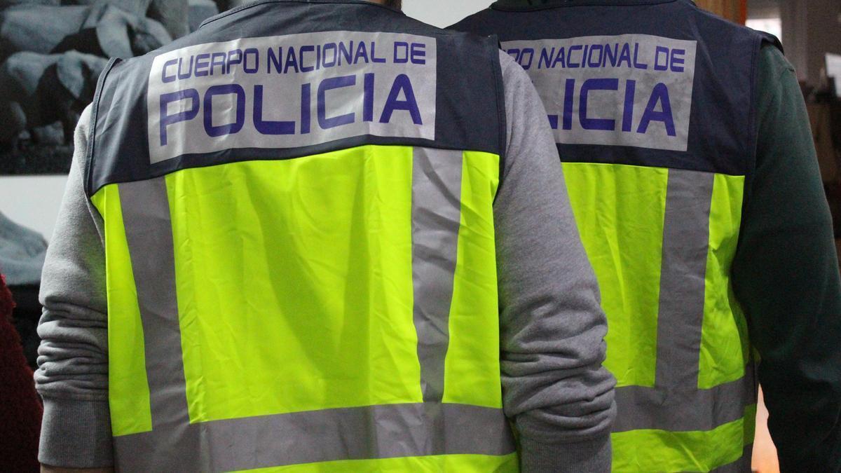 Dos agentes de paisano de la Policía Nacional, durante una intervención.