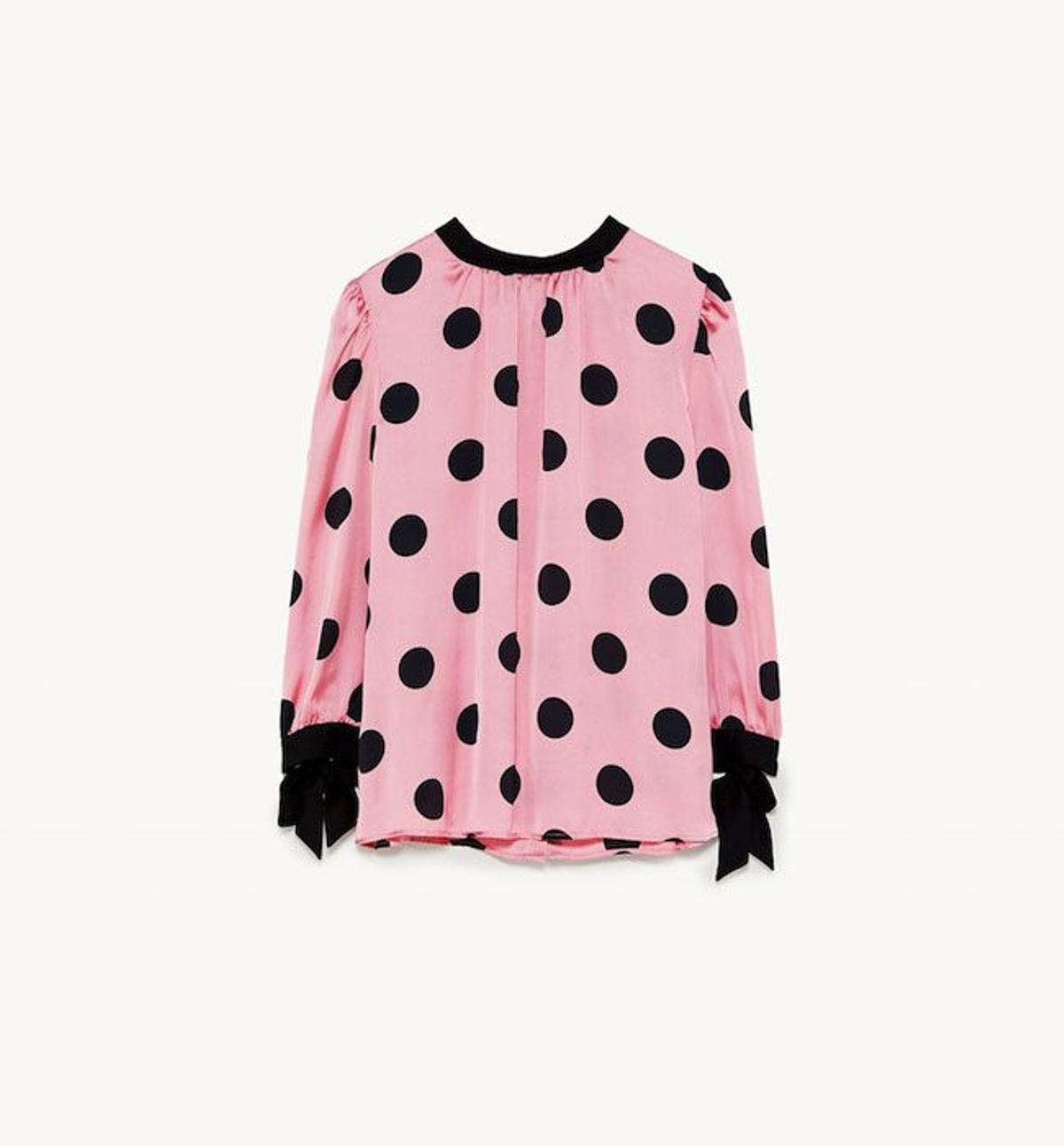 20 camisas de Zara: blusa rosa de lunares