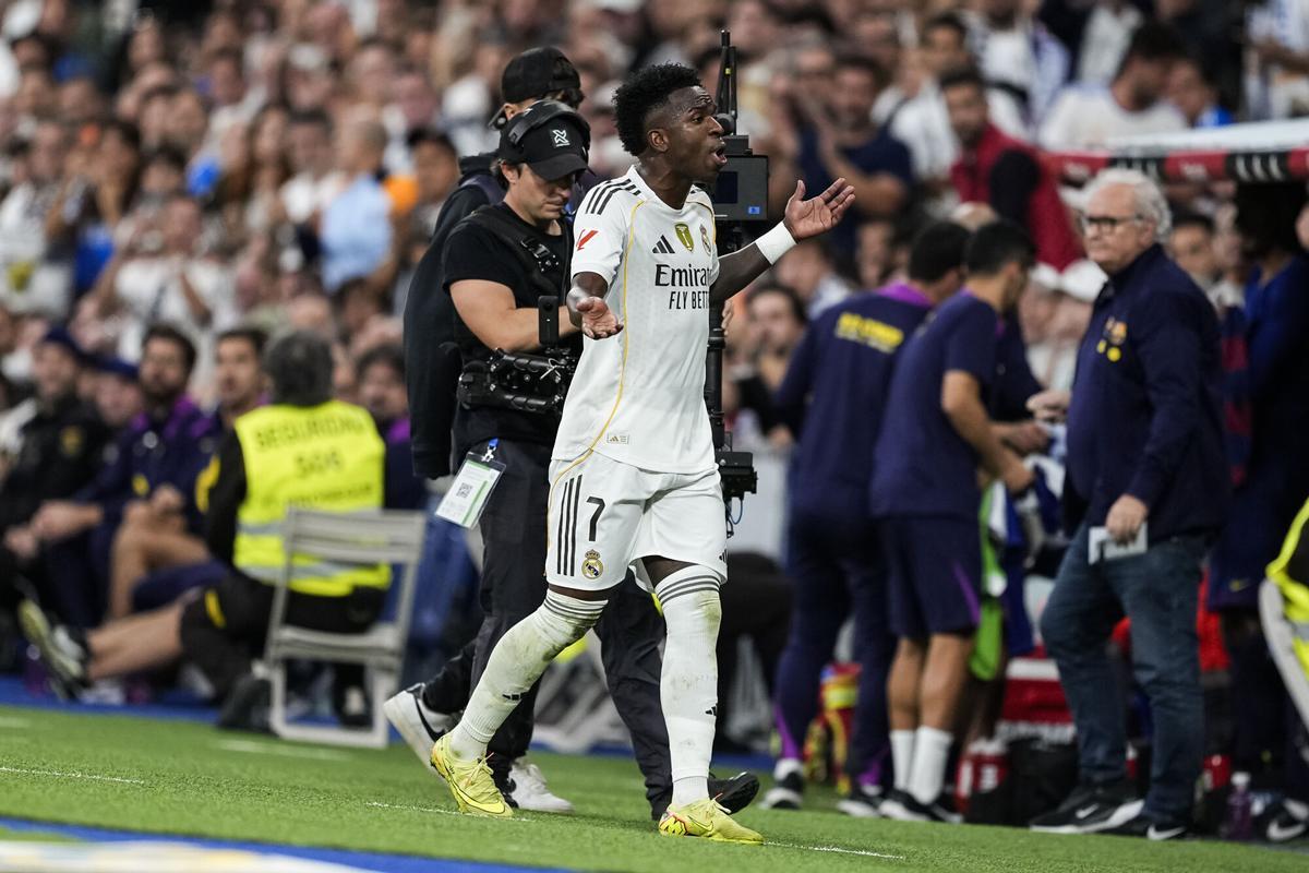 El momento del Clásico de la pasada temporada en el que Vinicius protestó el cambio de Xabi Alonso.