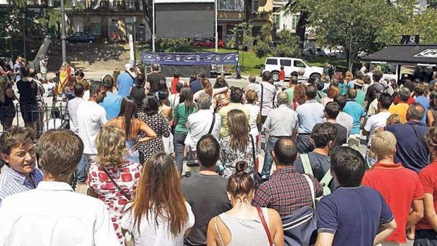 Plaza de Amboage, en Ferrol, donde se citaron unas 300 personas para ver a Gómez Noya. // Cabalar