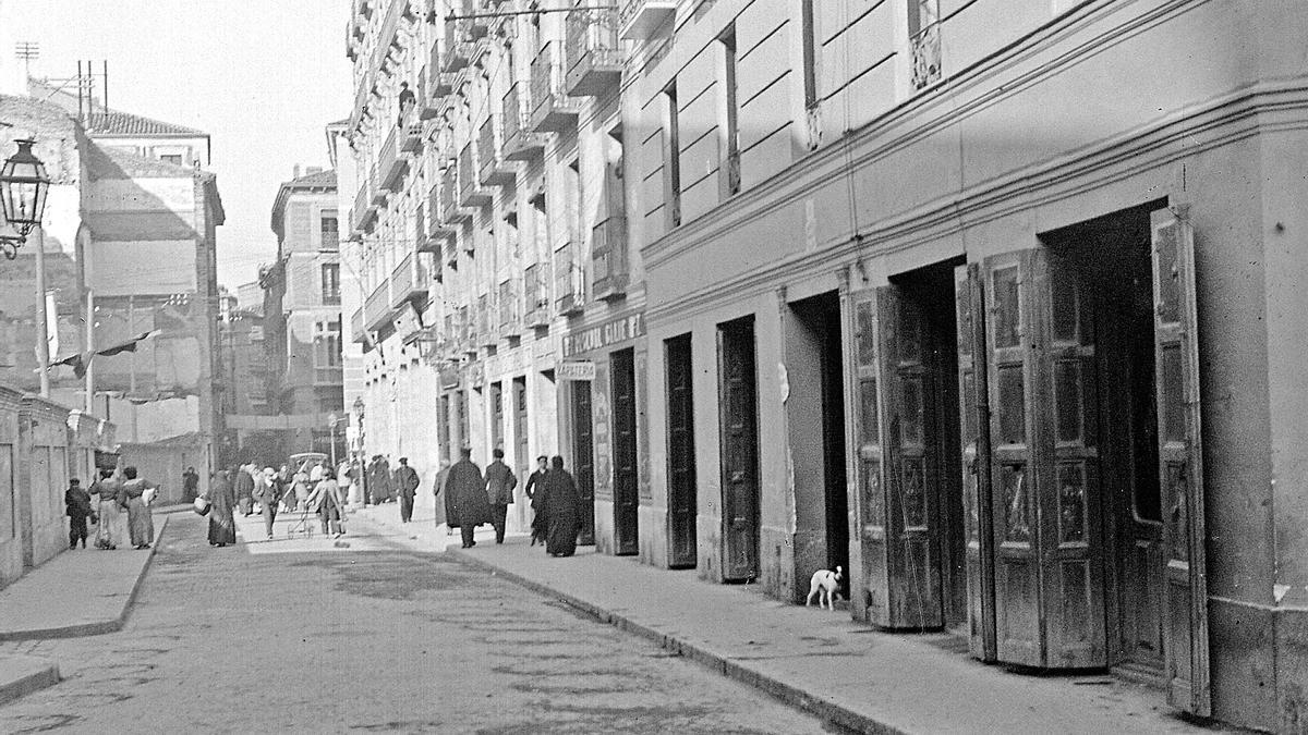 Tramo de la calle de San Jorge desde su arranque al fondo en la de Don Jaime I, en una imagen capturada desde la esquina con la plaza de San Pedro Nolasco en 1910