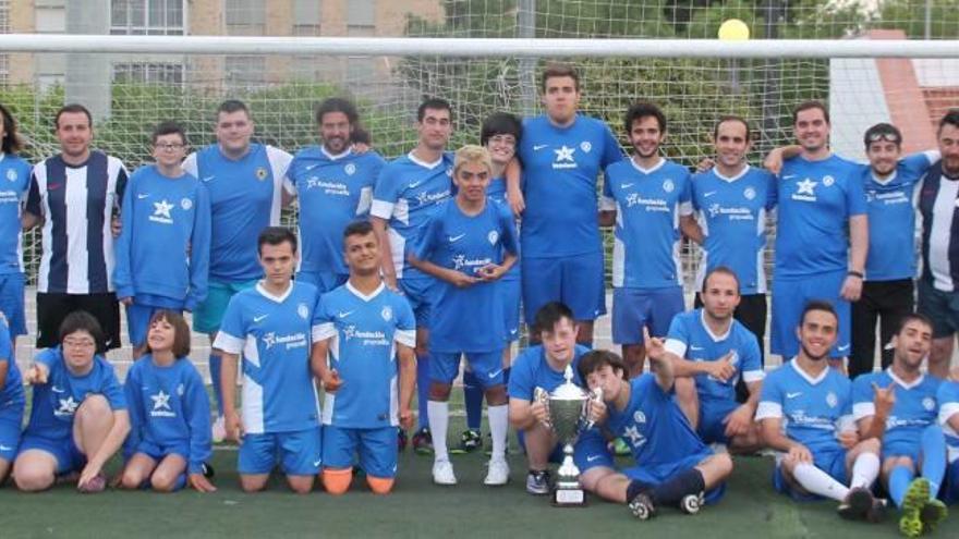 El Paralímpico celebra su título de campeón con la escuela