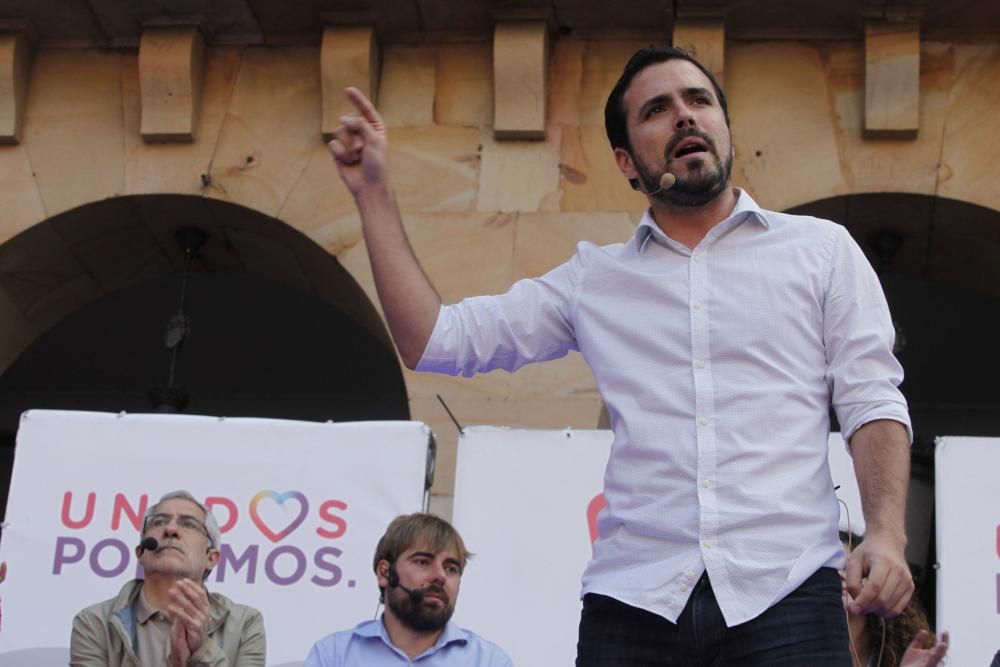 Alberto Garzón en un mitin de Unidos Podemos en la Plaza Mayor de Gijón