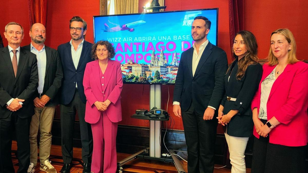 El director de Mercados de Aena, Ignacio Biosca; el director xeral de Turismo, Xosé Merelles, el conselleiro de Presidencia, Diego Calvo, la alcaldesa de Santiago, Goretti Sanmartín, el director de rutas de Wizz Air, Samuel Ferrera, la directora comercial, Silvia Mosquera, y la concelleira de Turismo, Miriam Louzao.