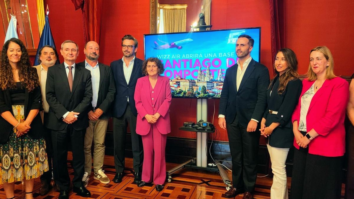 El director de Mercados de Aena, Ignacio Biosca; el director xeral de Turismo, Xosé Merelles, el conselleiro de Presidencia, Diego Calvo, la alcaldesa de Santiago, Goretti Sanmartín, el director de rutas de Wizz Air, Samuel Ferrera, la directora comercial, Silvia Mosquera, y la concelleira de Turismo, Miriam Louzao.
